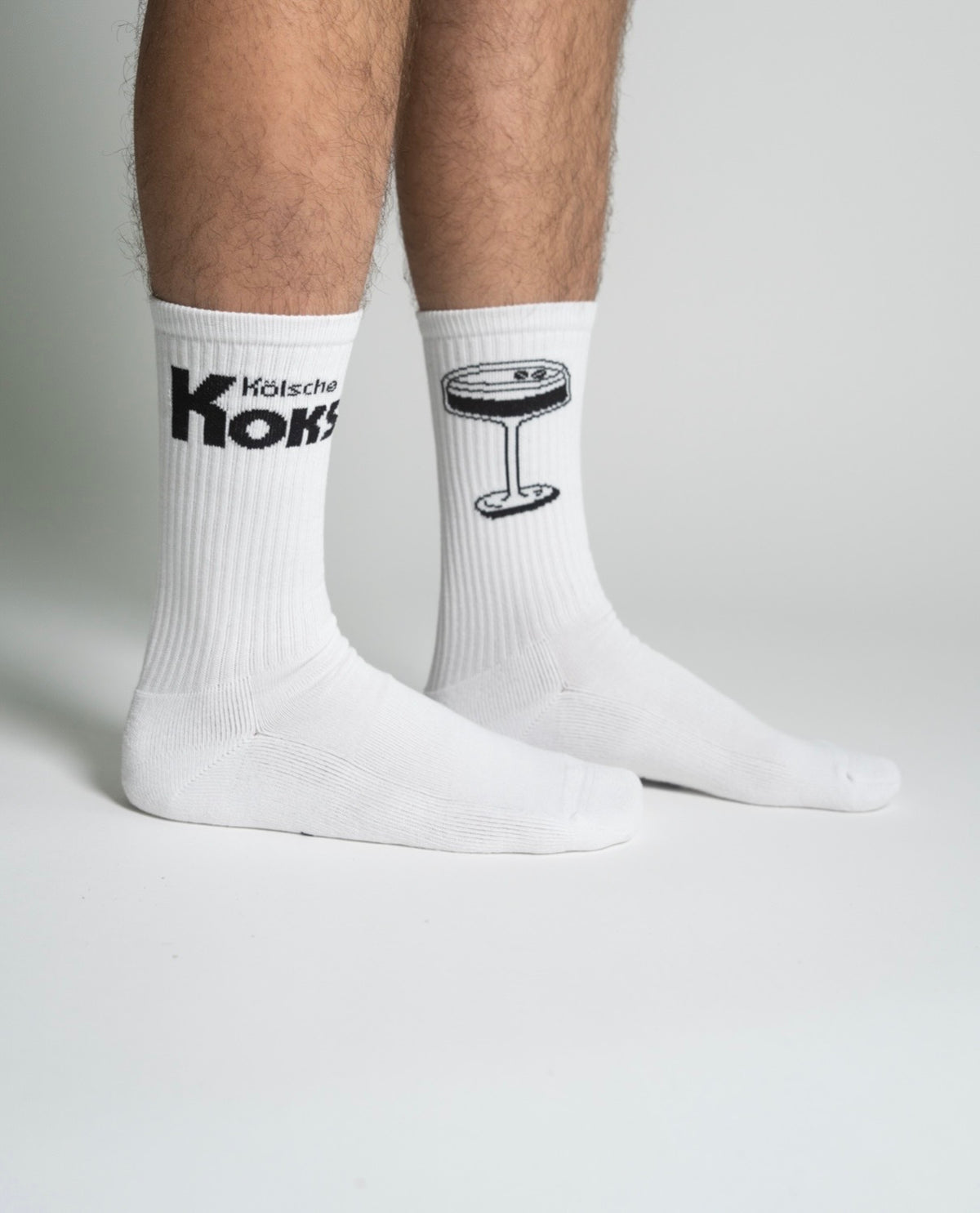 Kölsche Koks Socken in Weiß, getragen